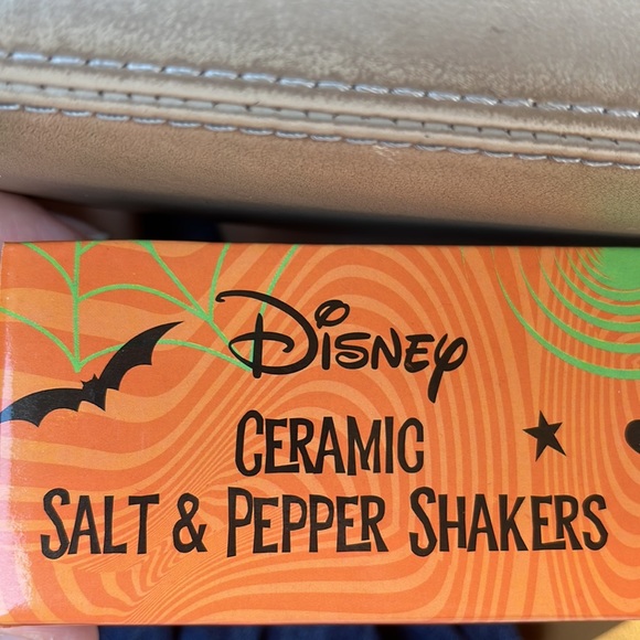 Disney ceramic salt & pepper shakers - Picture 5 of 8